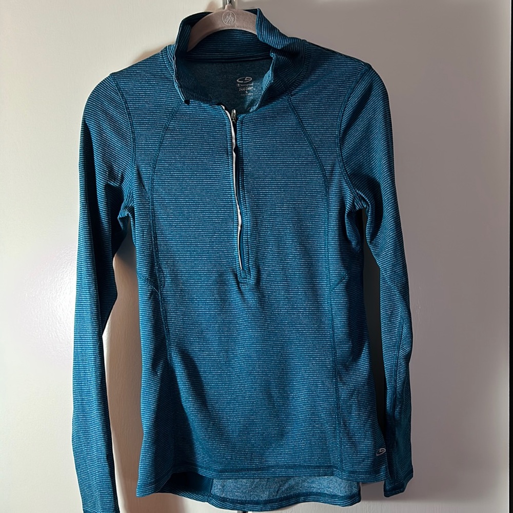 🐾4 for $20 Champions lightweight, pull over with thumb holes & zipper pocket